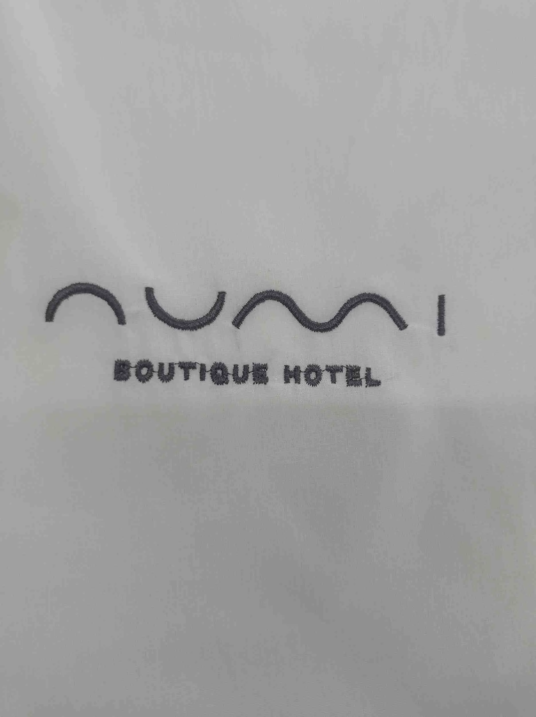 κεντημένα-σεντόνια-ξενοδοχείου-με-branding-numi-mykonos-nani-nani-home