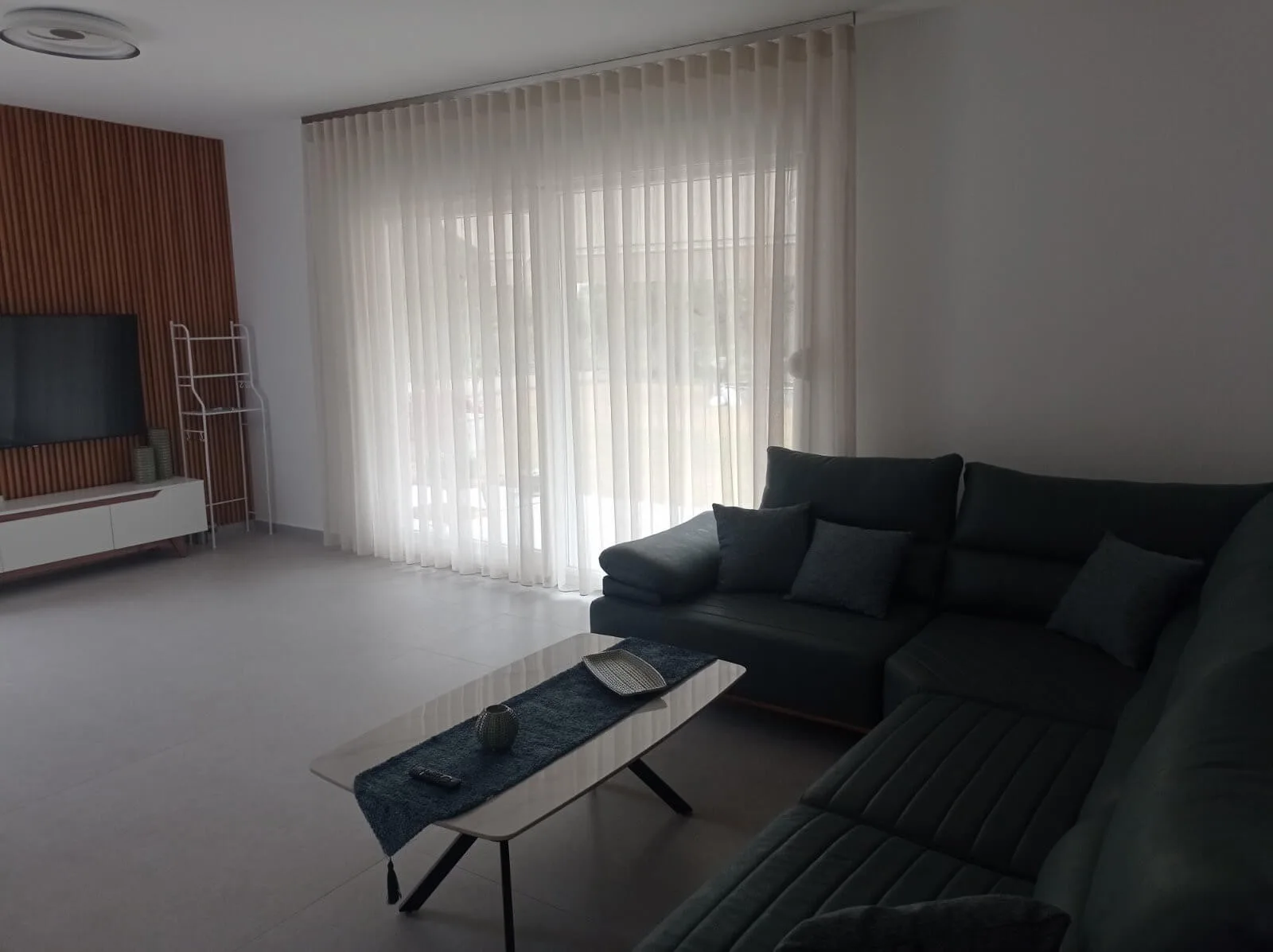 κουρτίνες-wave-σε-δωμάτιο-airbnb-τοποθετημένες-στη-θεσσαλονίκη
