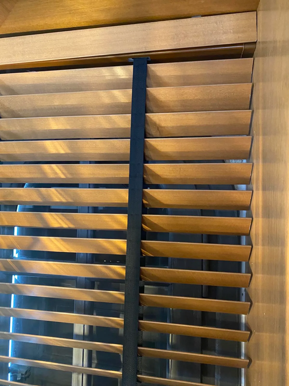 wooden-venetian-blinds-σε-παράθυρο